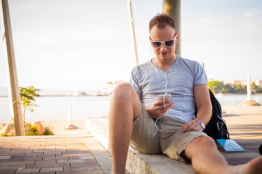 Cep telefonu ile genç turizm