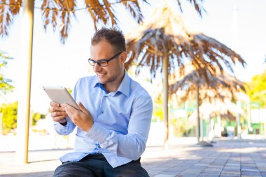 Mobil tablet pc ile genç turizm.