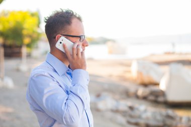 Cep telefonu ile genç turizm