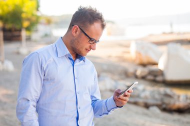 Cep telefonu ile genç turizm