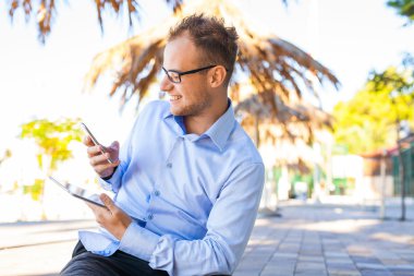 Cep telefonu ve tablet pc ile genç turizm