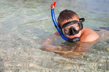 Çocuk maskesi denizde Yüzme