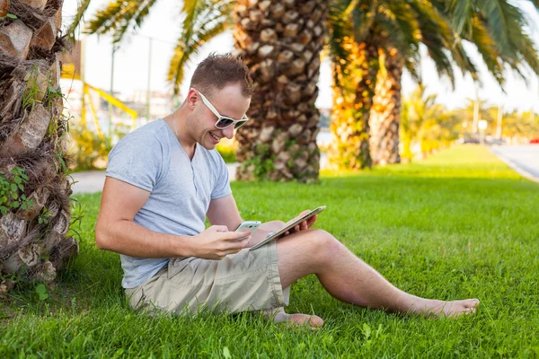 Toeristische met mobiele telefoon en tablet pc — Stockfoto