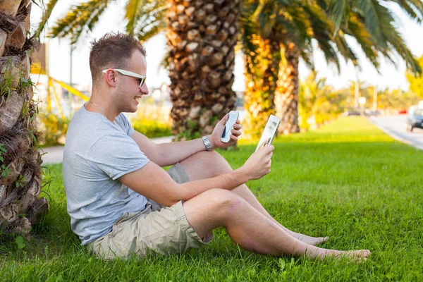 Tourist  with mobile phone and tablet pc — Stock Photo, Image
