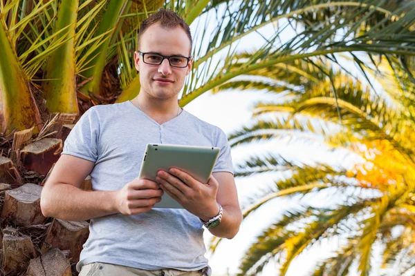 Turista v palm s počítačem tablet pc. — Stock fotografie