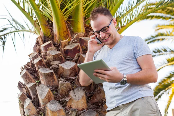 Young tourist  with mobile phone  and tablet. — Stock Photo, Image