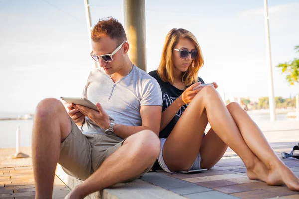 Paar mit Handy und Tablet — Stockfoto