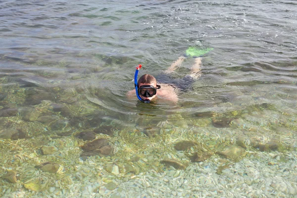 Boy swimming in  sea in mask — Stock Photo, Image