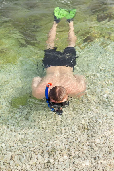 Niño nadando en el mar en máscara — Foto de Stock