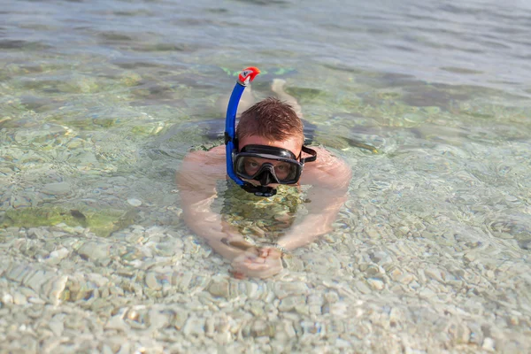 Мальчик плавает в море в маске — стоковое фото