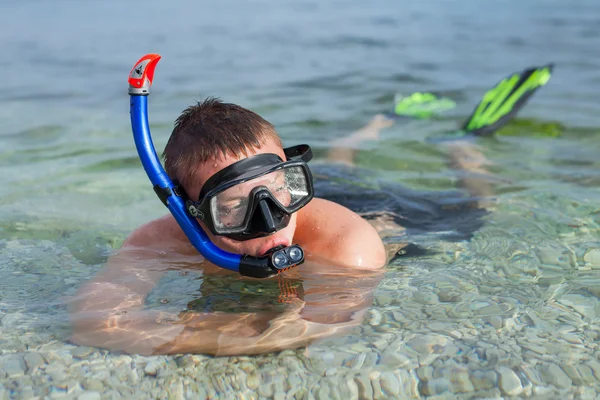 Pojke bada i havet i mask — Stockfoto