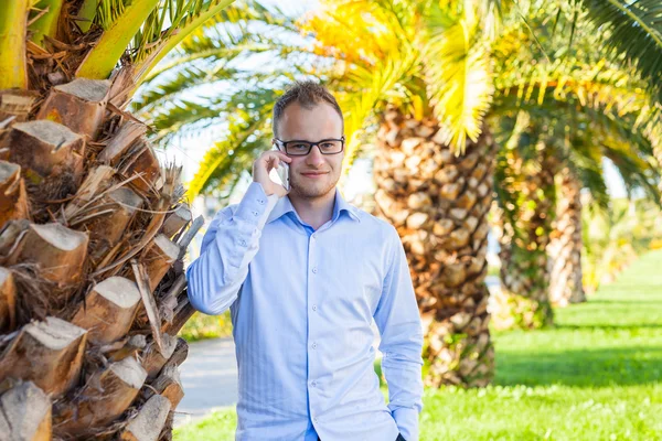 Jonge toeristische met mobiele telefoon — Stockfoto