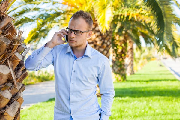 Jonge toeristische met mobiele telefoon — Stockfoto