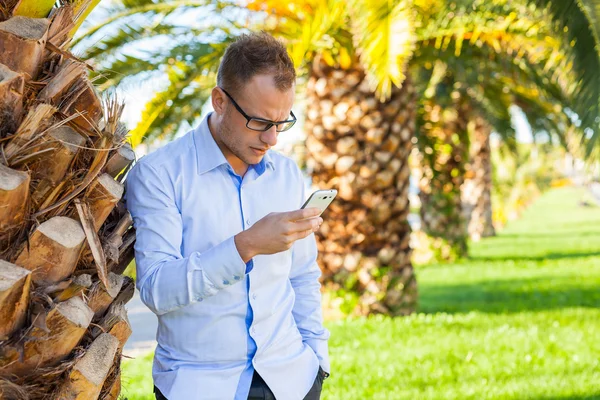 Young tourist  with mobile phone — Stock Photo, Image