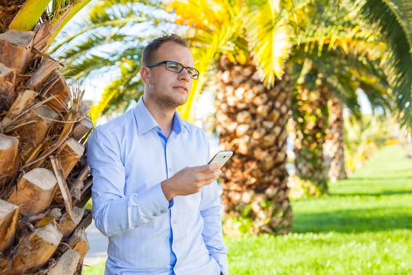 Young tourist  with mobile phone — Stock Photo, Image