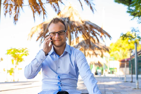 Young tourist  with mobile phone. — Stock Photo, Image