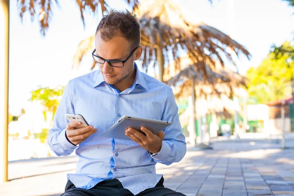 Jonge toeristische met mobiele telefoon en tablet pc — Stockfoto