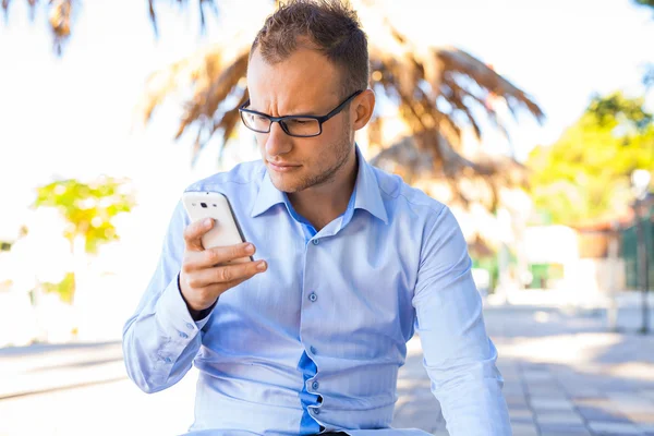 Fiatal turista-val mozgatható telefon. — Stock Fotó