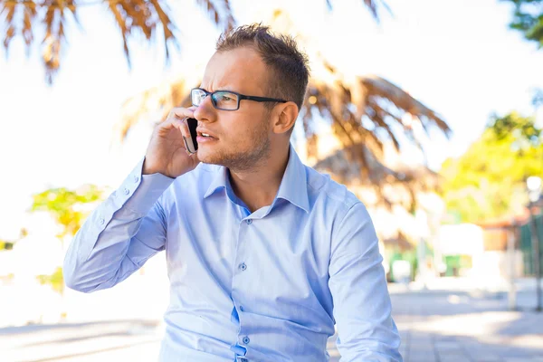 Jonge toeristische met mobiele telefoon. — Stockfoto