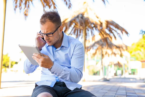 Turista s mobilní telefon a tablet pc — Stock fotografie