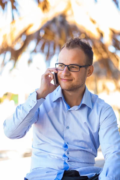 Jonge toeristische met mobiele telefoon. — Stockfoto