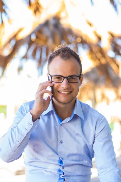 Young tourist  with mobile phone. — Stock Photo, Image