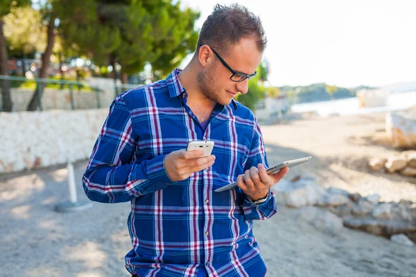 Toeristische met mobiele tablet pc en mobiel — Stockfoto