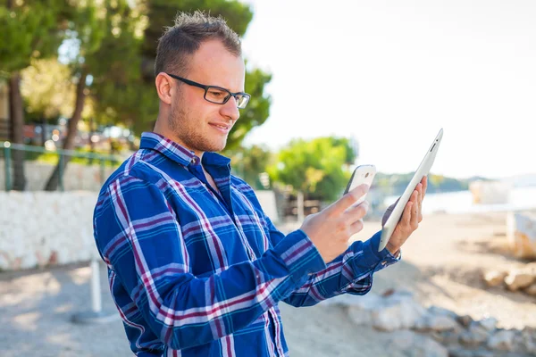 Tourist  with mobile tablet pc and mobile — Stock Photo, Image