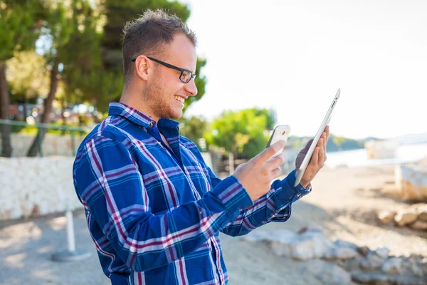 Turista con tablet mobile pc e mobile — Foto Stock