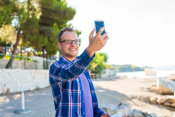 Toeristische met mobiele telefoon op strand. — Stockfoto