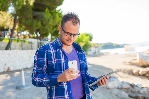 Tourist  with mobile tablet pc and mobile — Stock Photo, Image