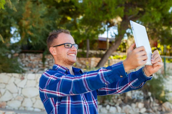 Toeristische met mobiele tablet pc op strand. — Stockfoto