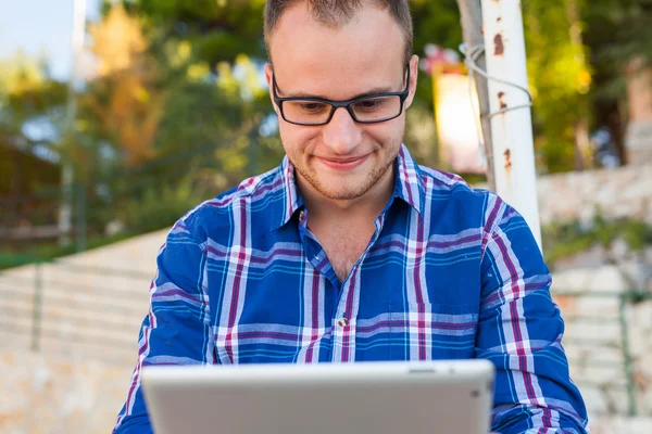 Touristin mit Tablet-PC am Strand. — Stockfoto