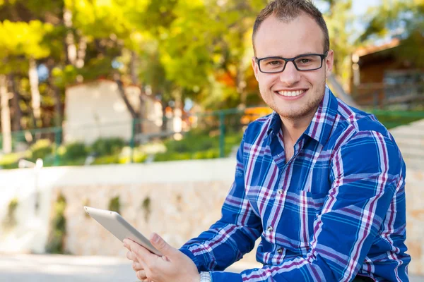 Turista con tableta móvil pc en la playa . — Foto de Stock