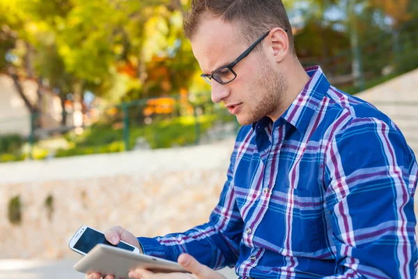 Turista com tablet móvel pc e móvel — Fotografia de Stock