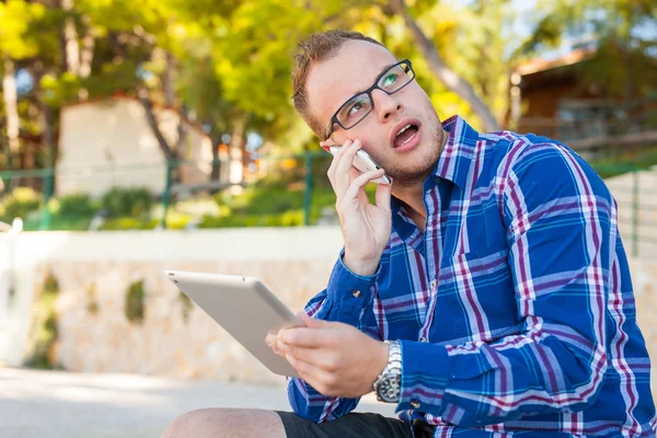 Toeristische met mobiele tablet pc en mobiel — Stockfoto