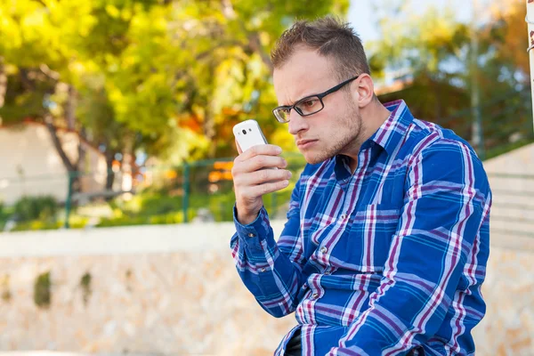 Turista com telefone celular na praia . — Fotografia de Stock