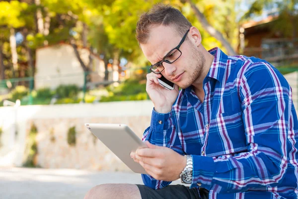 Turista s mobilní tablet pc a mobilní — Stock fotografie