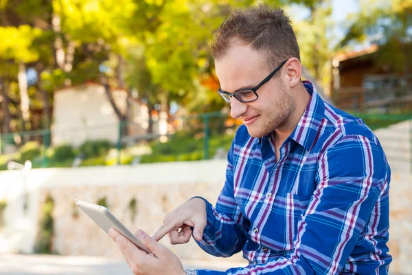 Turysta z mobilnych typu Tablet na plaży. — Zdjęcie stockowe