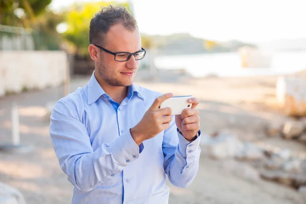 Jonge toeristische met mobiele telefoon — Stockfoto