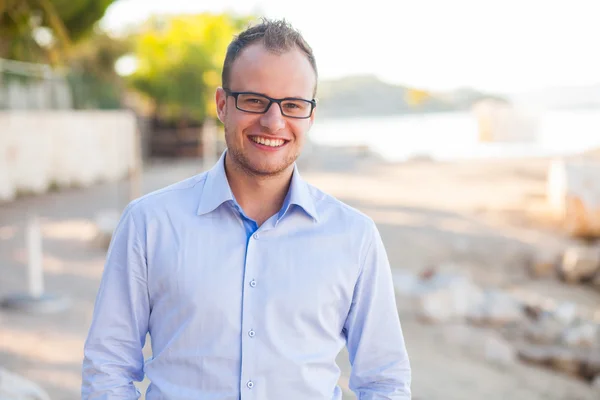 Unga turist under palmträd — Stockfoto