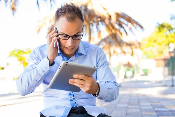 Tourist with mobile phone and tablet pc — Stock Photo, Image