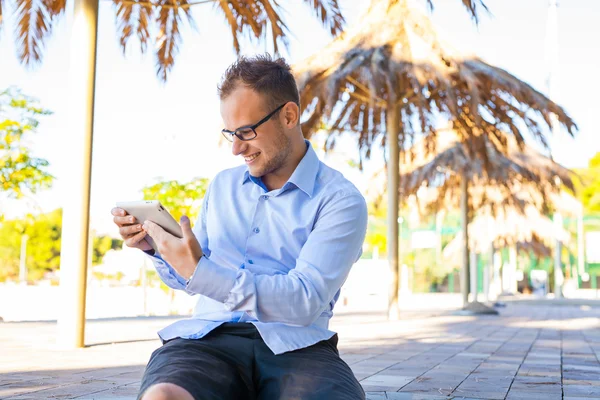 Jonge toeristische met mobiele tablet pc. — Stockfoto