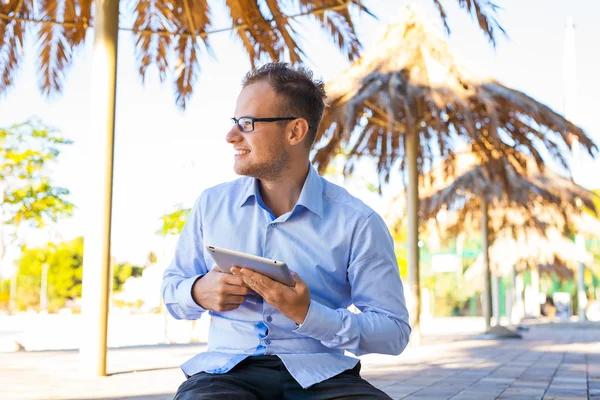 Joven turista con tableta móvil pc . — Foto de Stock