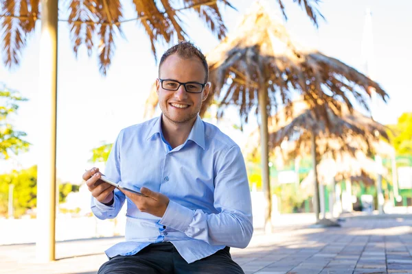 Jonge toeristische met mobiele tablet pc. — Stockfoto