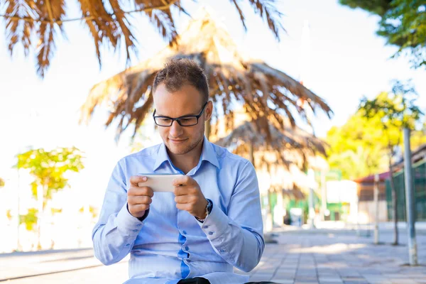 Jonge toeristische met mobiele telefoon. — Stockfoto