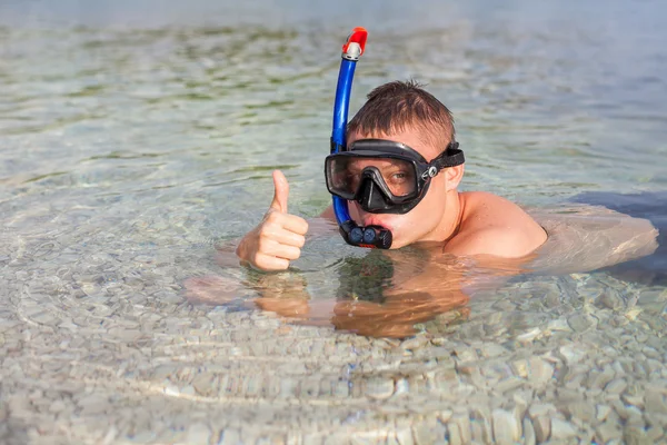 Jongen zwemmen in zee in masker — Stockfoto