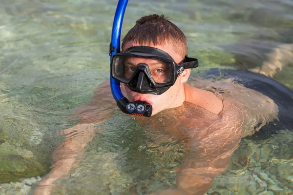 Garçon nageant dans la mer en masque — Photo