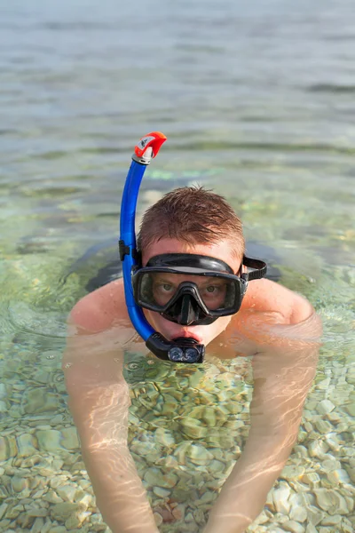 Хлопчик плаває в морі в масці — стокове фото