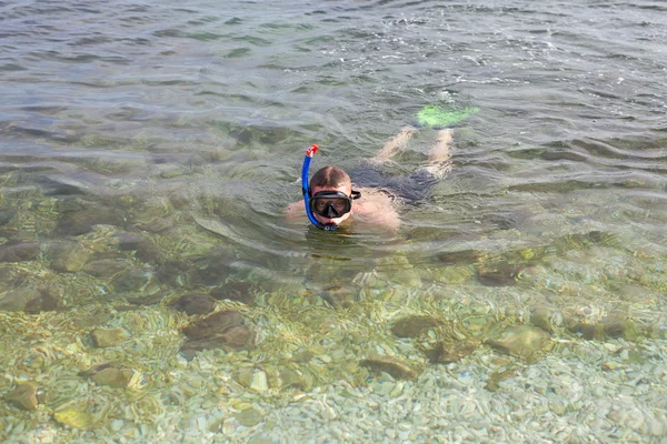 Pojke bada i havet i mask — Stockfoto